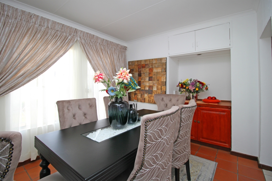 2 Bedroom Property for Sale in Corlett Gardens Gauteng