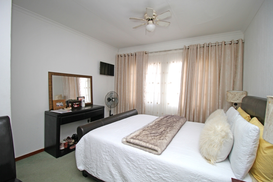 2 Bedroom Property for Sale in Corlett Gardens Gauteng
