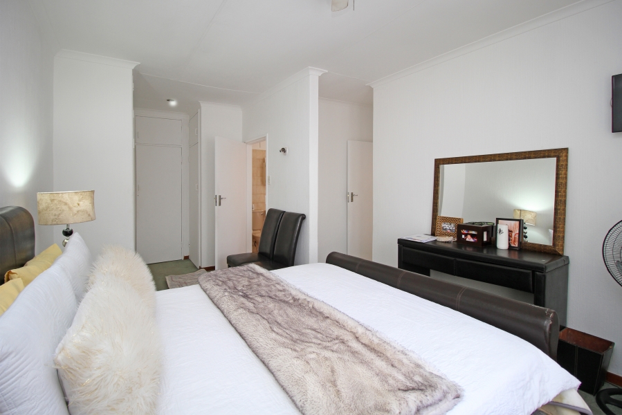 2 Bedroom Property for Sale in Corlett Gardens Gauteng