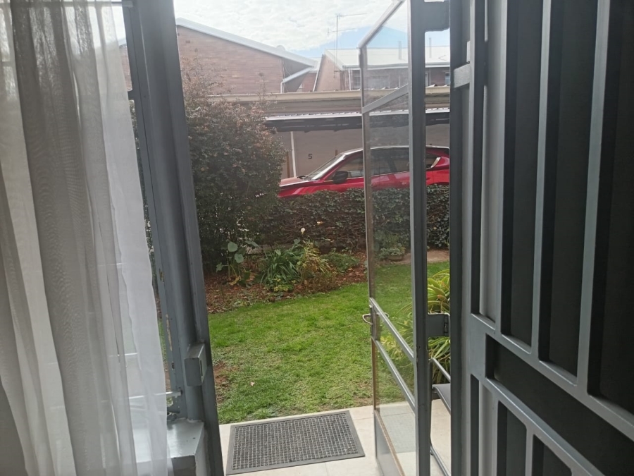 To Let 2 Bedroom Property for Rent in Linden Gauteng