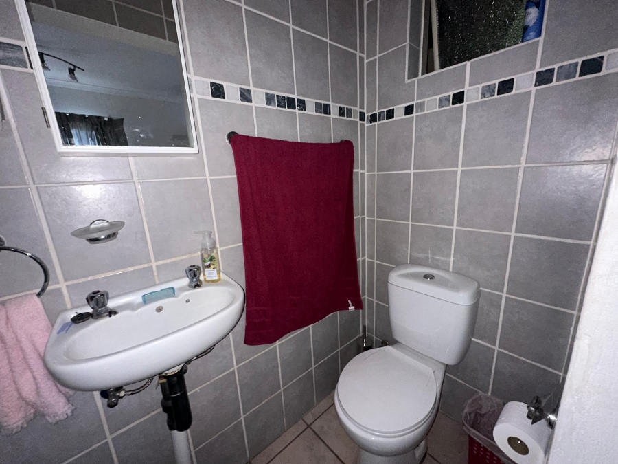 To Let 1 Bedroom Property for Rent in Waverley Gauteng