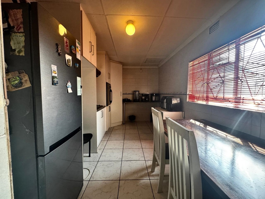 4 Bedroom Property for Sale in General Albertspark Gauteng