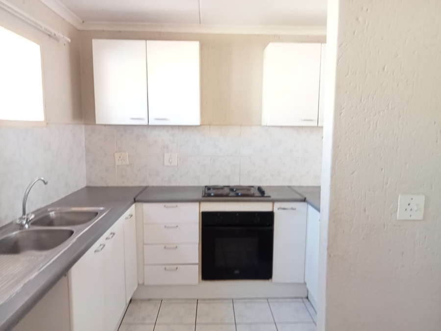 To Let 2 Bedroom Property for Rent in Mondeor Gauteng