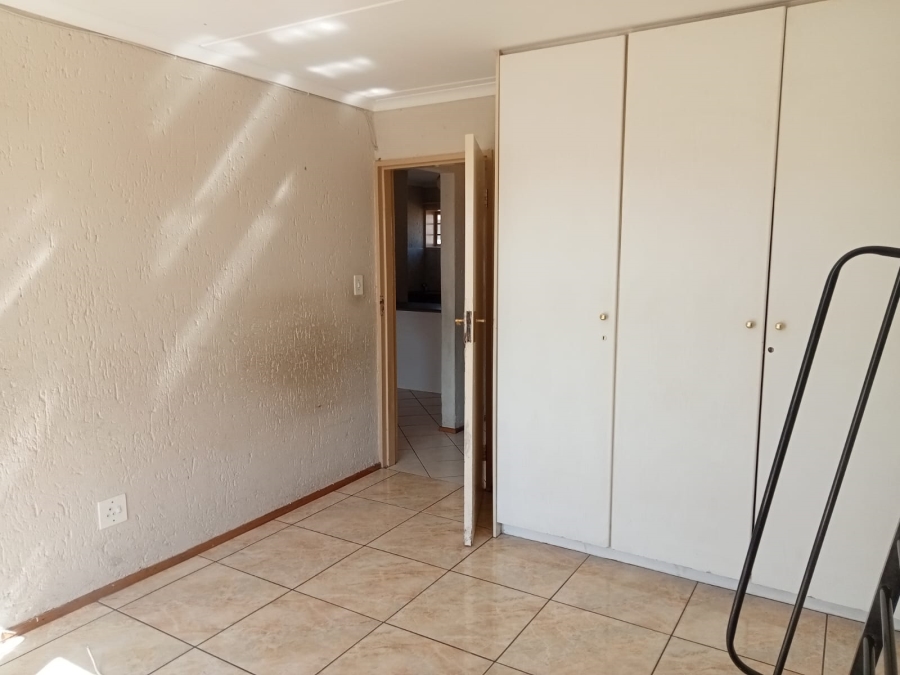 To Let 2 Bedroom Property for Rent in Mondeor Gauteng