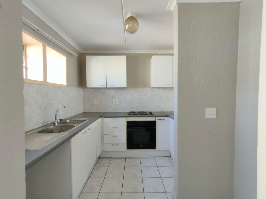 To Let 2 Bedroom Property for Rent in Mondeor Gauteng