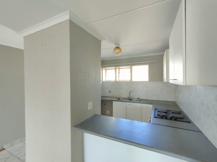 To Let 2 Bedroom Property for Rent in Mondeor Gauteng