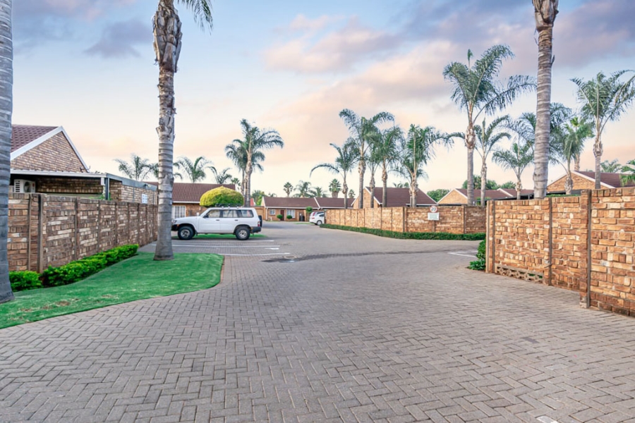2 Bedroom Property for Sale in Pierre Van Ryneveld Gauteng