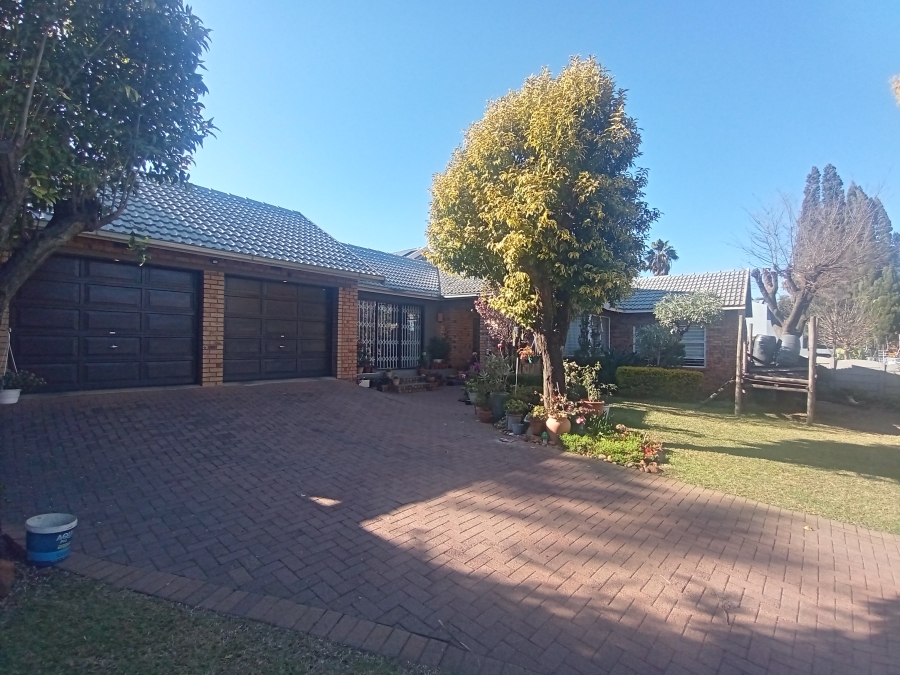 4 Bedroom Property for Sale in Glenvista Gauteng