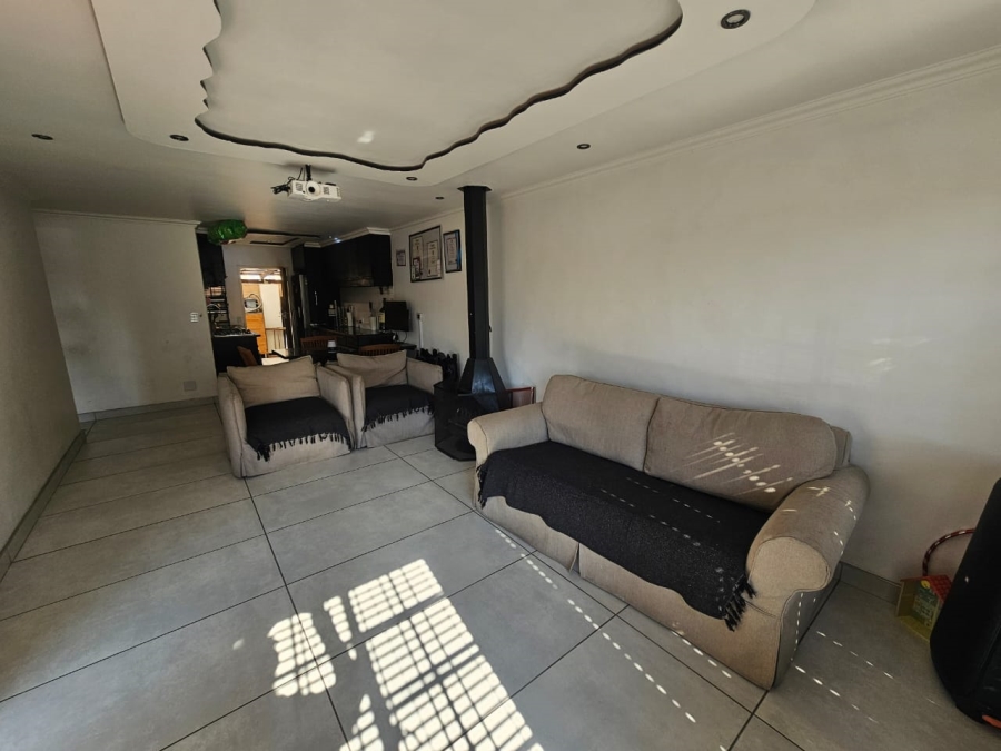 2 Bedroom Property for Sale in Albertsdal Gauteng