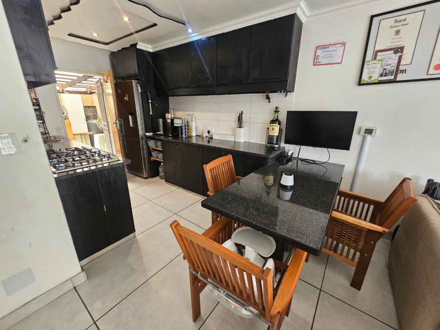 2 Bedroom Property for Sale in Albertsdal Gauteng