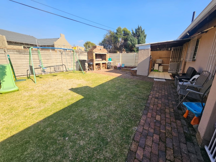 2 Bedroom Property for Sale in Albertsdal Gauteng