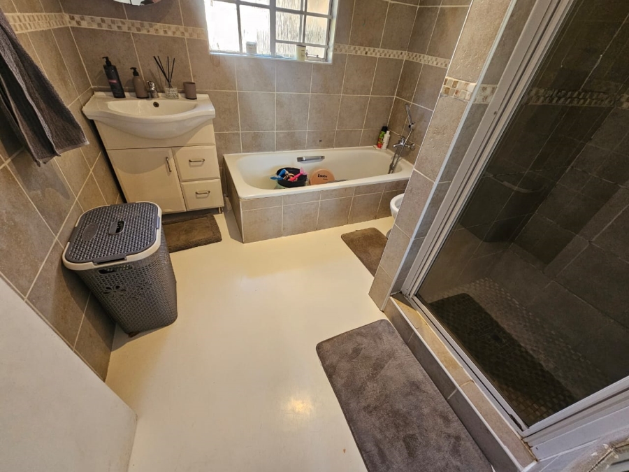 2 Bedroom Property for Sale in Albertsdal Gauteng