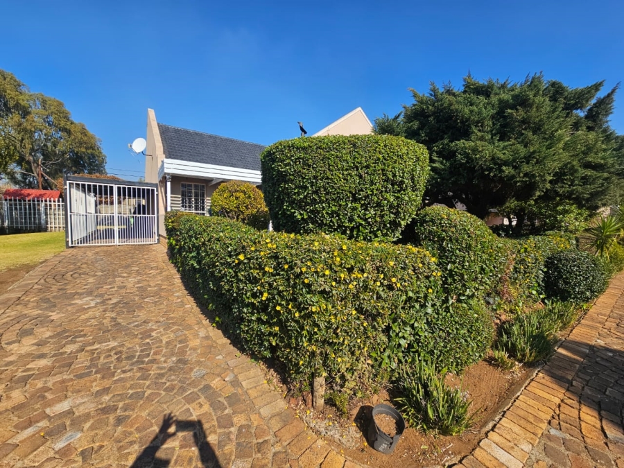 2 Bedroom Property for Sale in Albertsdal Gauteng