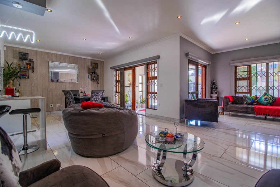 5 Bedroom Property for Sale in Mulbarton Gauteng