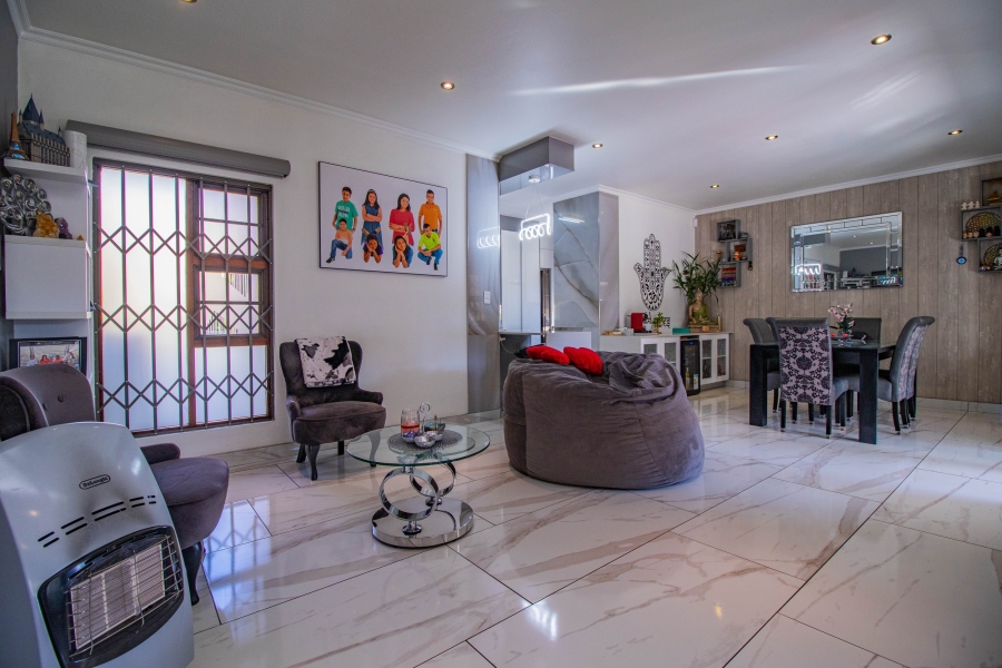 5 Bedroom Property for Sale in Mulbarton Gauteng