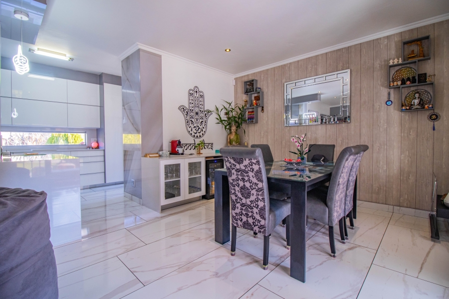 5 Bedroom Property for Sale in Mulbarton Gauteng
