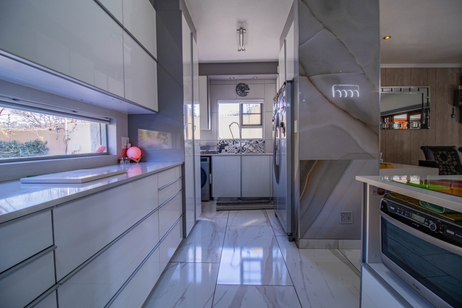 5 Bedroom Property for Sale in Mulbarton Gauteng