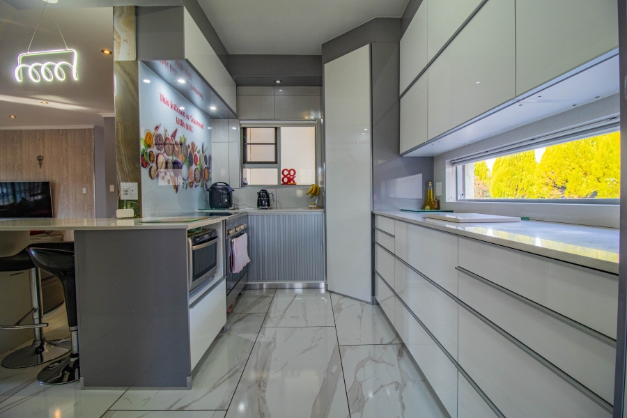 5 Bedroom Property for Sale in Mulbarton Gauteng