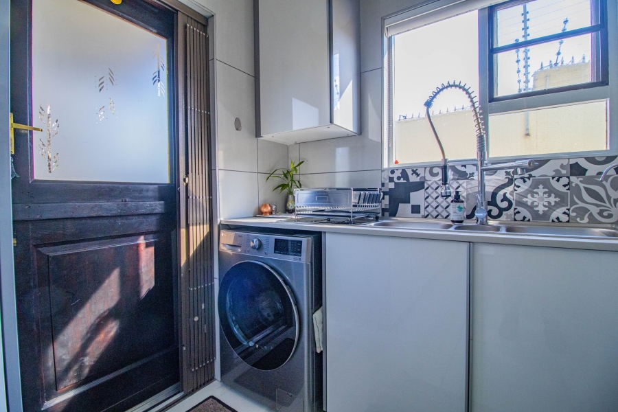 5 Bedroom Property for Sale in Mulbarton Gauteng