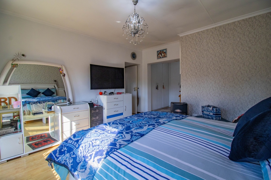 5 Bedroom Property for Sale in Mulbarton Gauteng