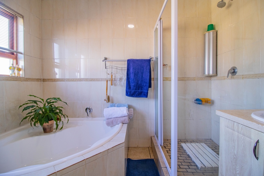 5 Bedroom Property for Sale in Mulbarton Gauteng
