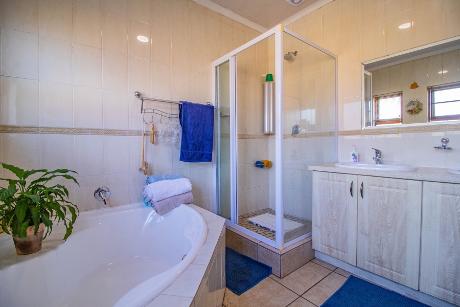 5 Bedroom Property for Sale in Mulbarton Gauteng