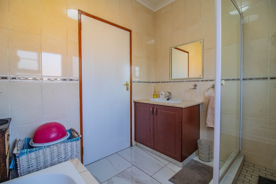 5 Bedroom Property for Sale in Mulbarton Gauteng