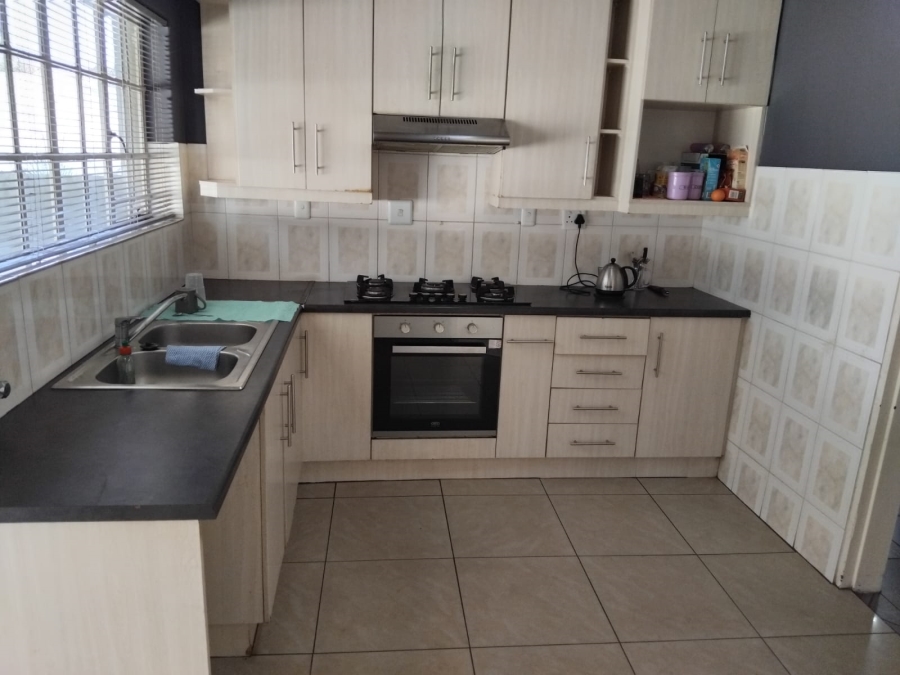 To Let 3 Bedroom Property for Rent in Greenhills Gauteng