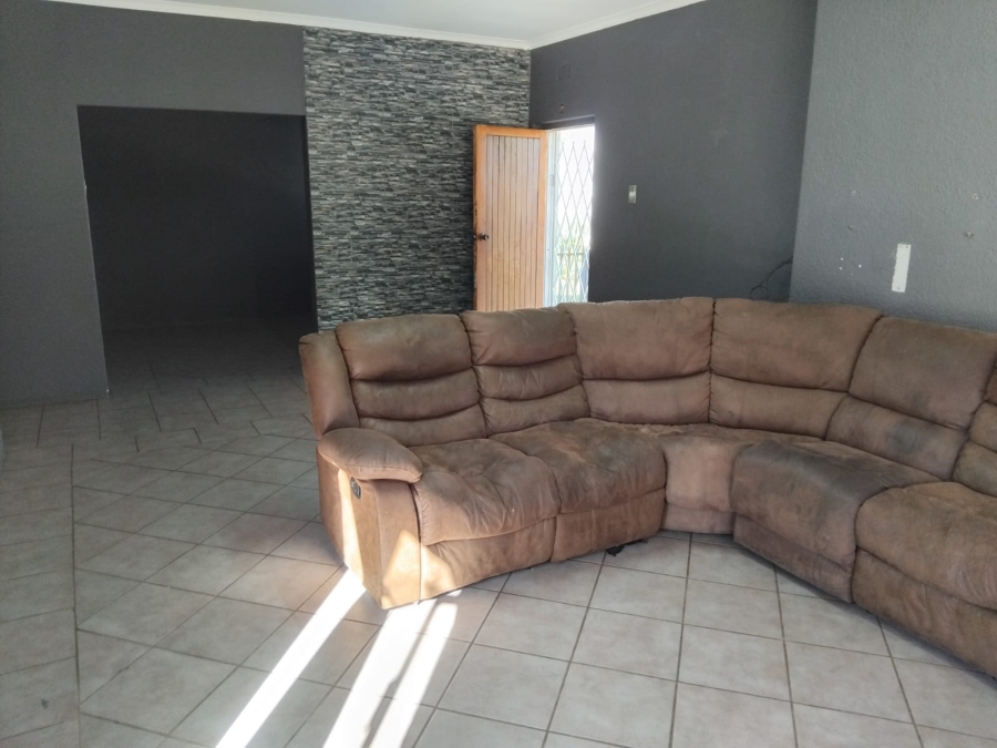 To Let 3 Bedroom Property for Rent in Greenhills Gauteng