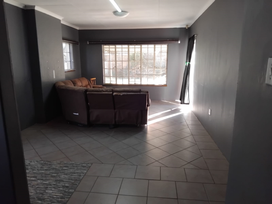 To Let 3 Bedroom Property for Rent in Greenhills Gauteng