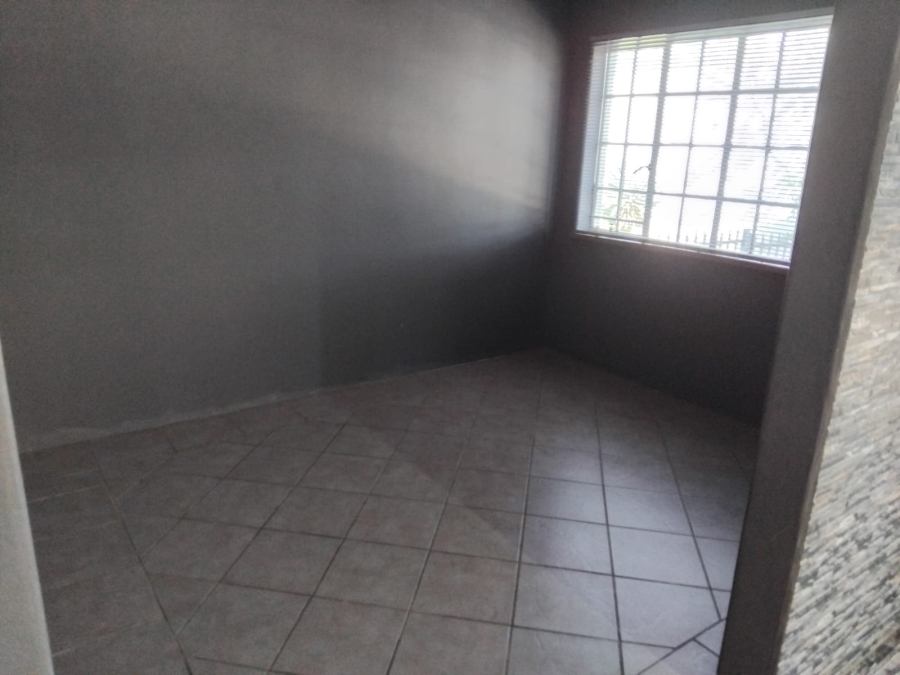 To Let 3 Bedroom Property for Rent in Greenhills Gauteng
