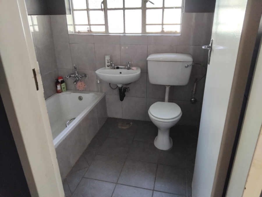 To Let 3 Bedroom Property for Rent in Greenhills Gauteng