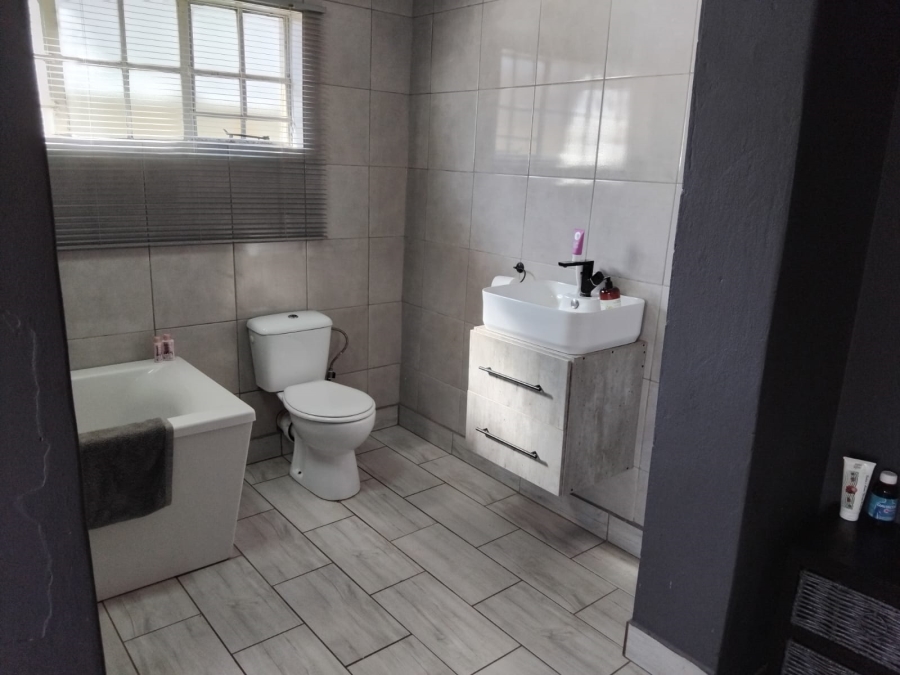 To Let 3 Bedroom Property for Rent in Greenhills Gauteng