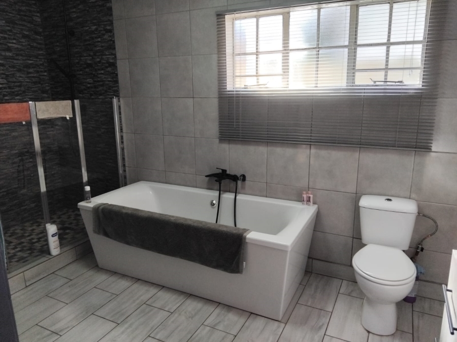 To Let 3 Bedroom Property for Rent in Greenhills Gauteng