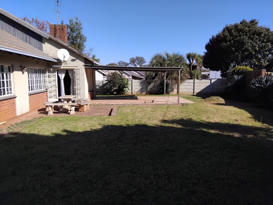 To Let 3 Bedroom Property for Rent in Greenhills Gauteng