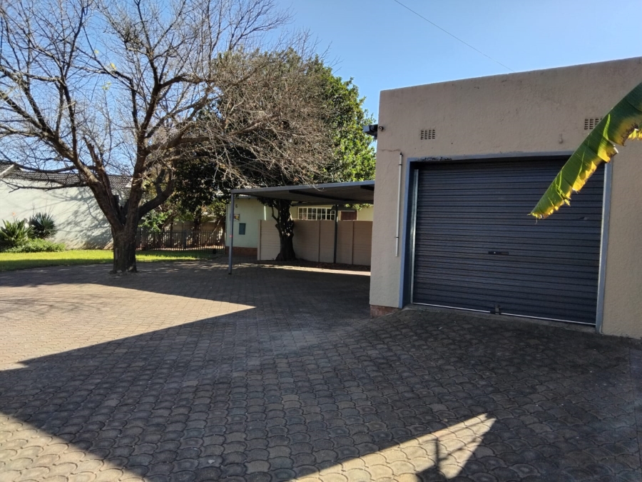 To Let 3 Bedroom Property for Rent in Greenhills Gauteng