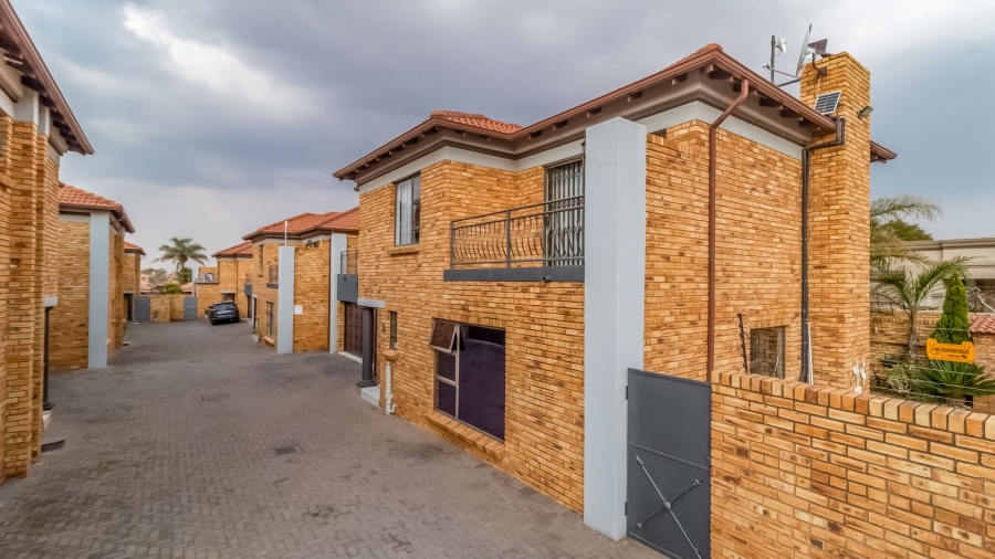 3 Bedroom Property for Sale in New Redruth Gauteng
