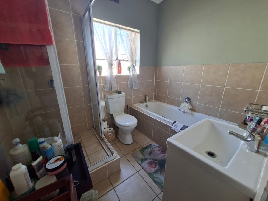 2 Bedroom Property for Sale in Noordheuwel Gauteng