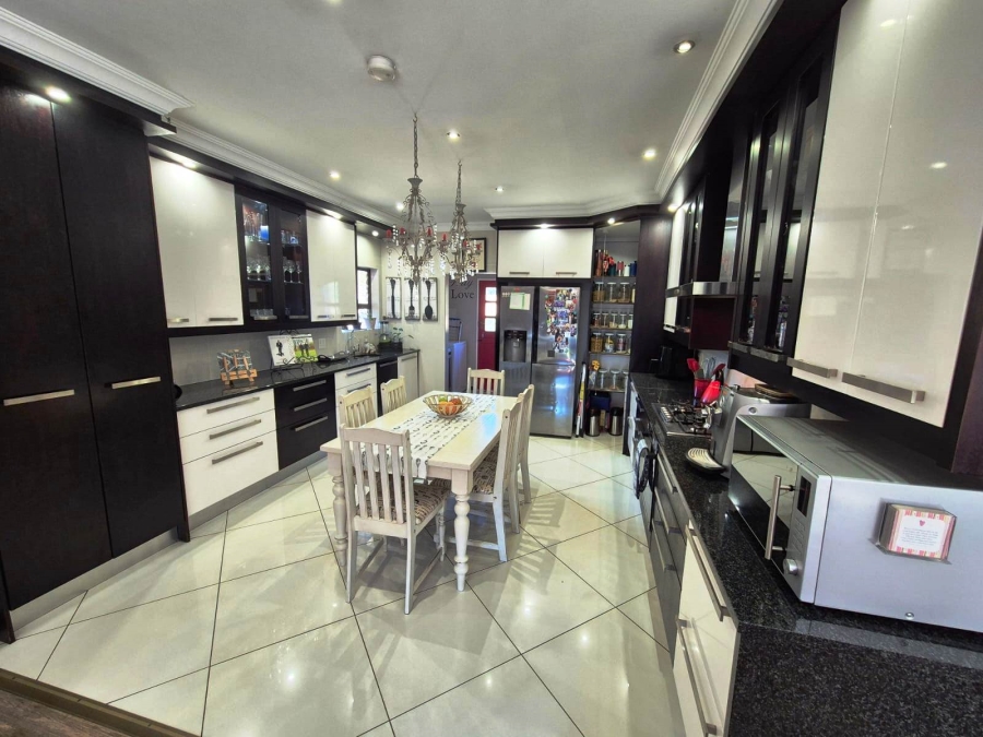 5 Bedroom Property for Sale in Eldoraigne Gauteng