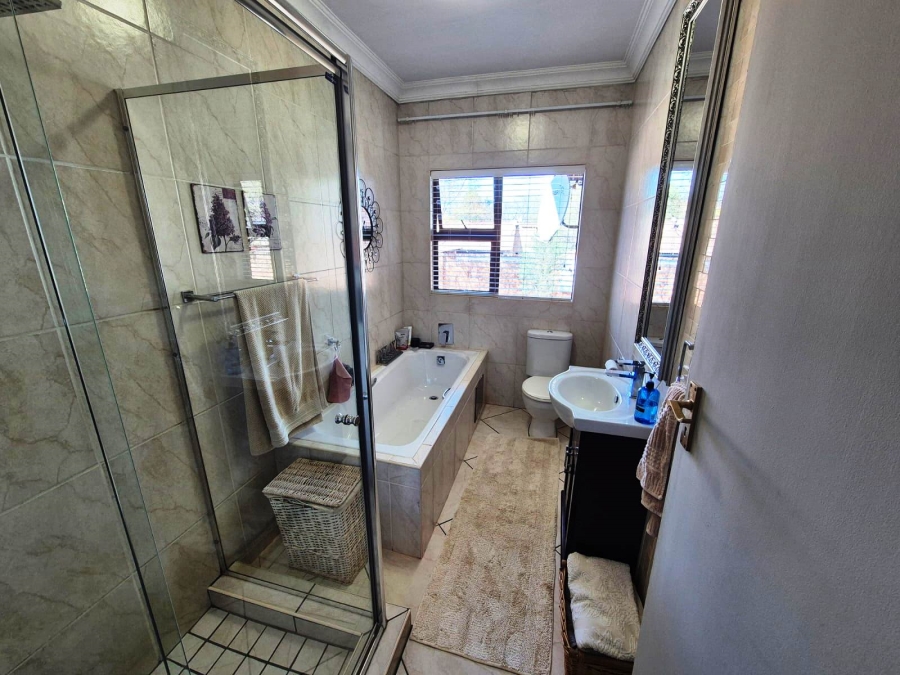 5 Bedroom Property for Sale in Eldoraigne Gauteng