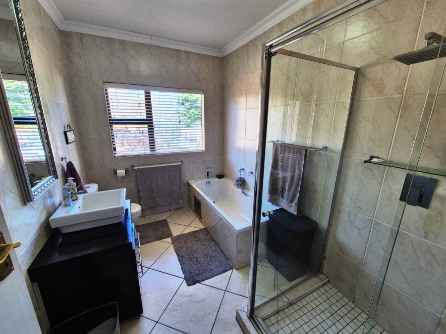 5 Bedroom Property for Sale in Eldoraigne Gauteng