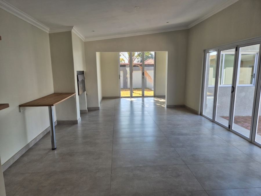 5 Bedroom Property for Sale in Wierda Park Gauteng