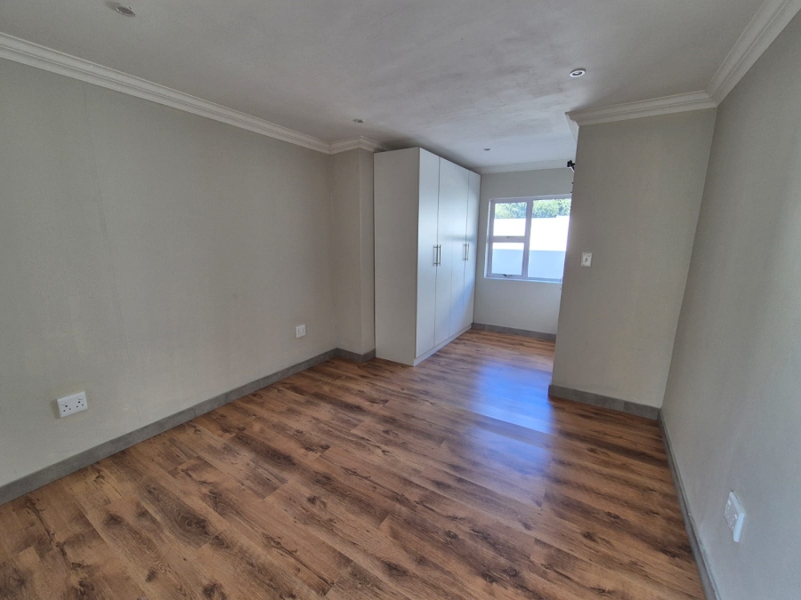 5 Bedroom Property for Sale in Wierda Park Gauteng