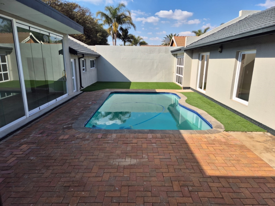5 Bedroom Property for Sale in Wierda Park Gauteng