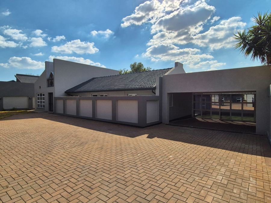 5 Bedroom Property for Sale in Wierda Park Gauteng