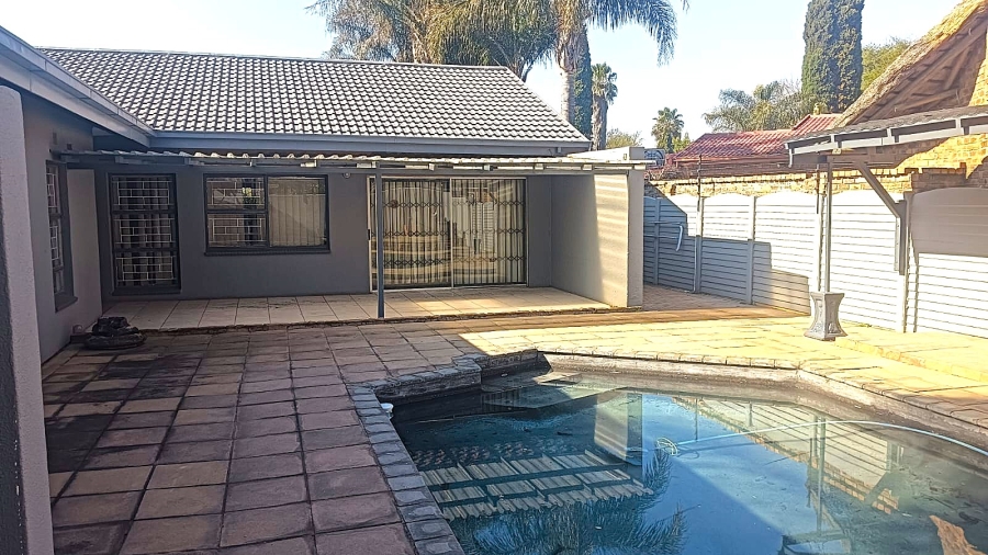 5 Bedroom Property for Sale in Edleen Gauteng