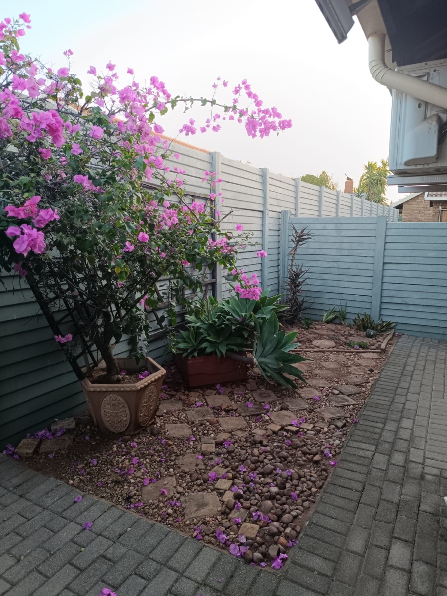 2 Bedroom Property for Sale in Florauna Gauteng