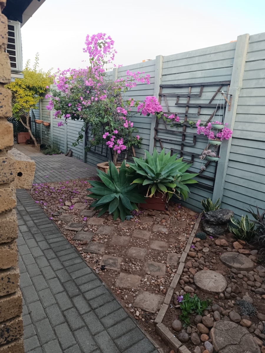 2 Bedroom Property for Sale in Florauna Gauteng