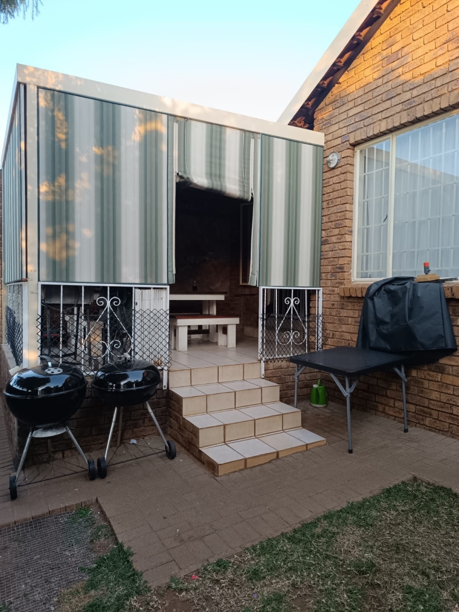 2 Bedroom Property for Sale in Florauna Gauteng