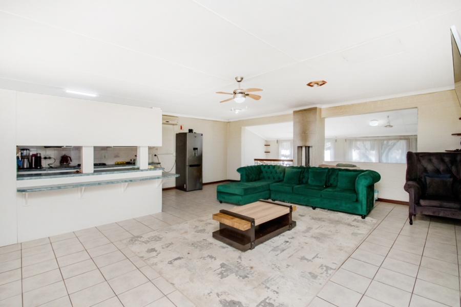 To Let 5 Bedroom Property for Rent in Vandia Grove Gauteng
